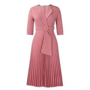 Détail de robe plissée rose avec col tailleur élégant et ceinture en tissu assortie