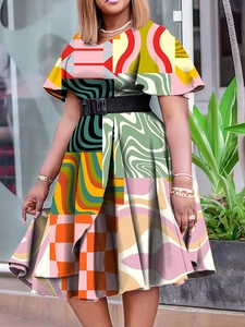 Robe midi à imprimé géométrique coloré avec manches courtes et ceinture noire ajustée
