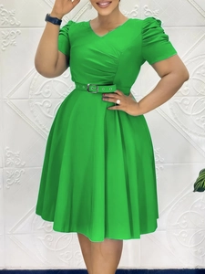 Robe trapèze plissée vert vif avec col en V et ceinture élégante assortie