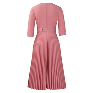 Vue détaillée de la robe plissée rose avec col à revers et ceinture réglable