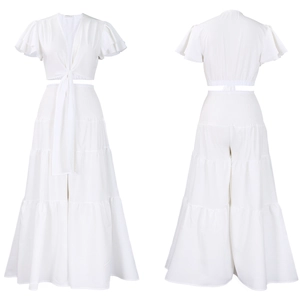 Détail de l'ensemble blanc deux pièces avec haut à lacets volanté et pantalon large à étages