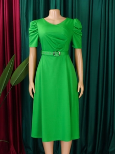 Robe midi élégante vert vif à col en V avec manches bouffantes et ceinture assortie
