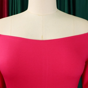 Détail de l'encolure bustier et du tissu plissé sur une combinaison fuchsia à jambes larges