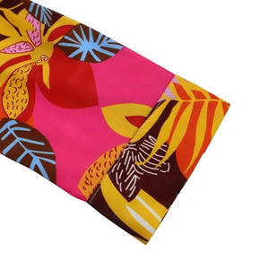 Détail du poignet de chemise montrant l'imprimé tropical et les coutures de haute qualité