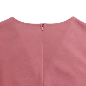 Détail du col rond et de la fermeture éclair invisible sur une robe mauve
