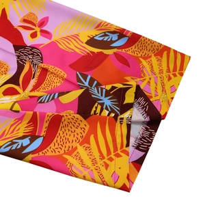 Détail de l'imprimé floral tropical sur les manches de chemise avec coutures précises