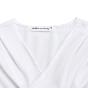 Détail du col en V et de l'étiquette de marque blanche sur un ensemble d'été léger