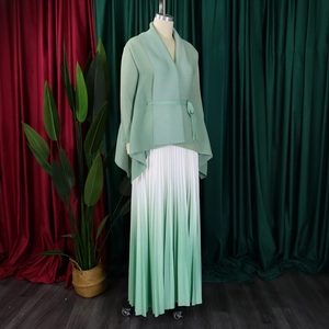 Dettaglio completo di completo a due pezzi plissettato con gonna sfumata verde menta