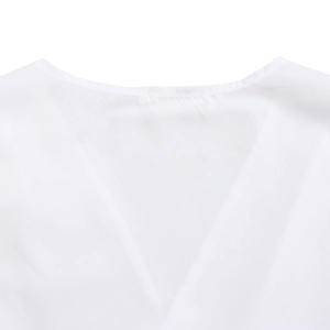 Détail du col en V blanc montrant des coutures soignées et une texture de tissu respirant