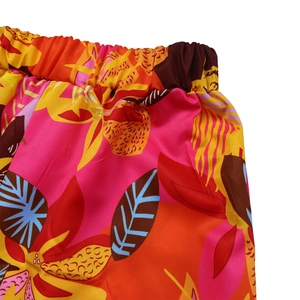 Détail du pantalon large à imprimé floral tropical avec taille élastique et motifs colorés