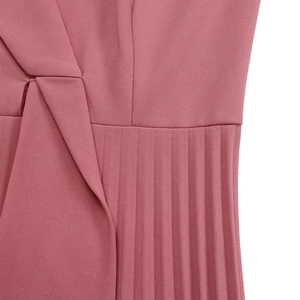 Détail de robe rose OL avec corsage croisé et ourlet plissé à texture mate élégante