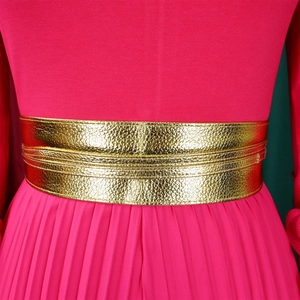 Détail d'une large ceinture dorée texturée avec triple couture sur tissu plissé rose