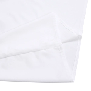 Gros plan des coutures précises et du tissu tissé lisse sur le haut blanc uni