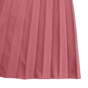 Vue détaillée du tissu plissé rose poudré avec une texture fine et une couture d'ourlet