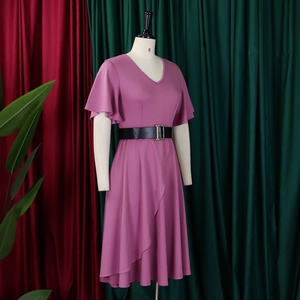 Detail von V-Ausschnitt Kleid in Altrosa mit Rüschenärmeln und schwarzem Gürtel