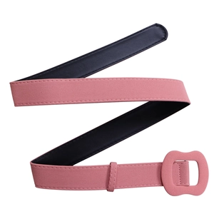 Vue détaillée d'une ceinture en daim rose avec une boucle carrée enrobée assortie