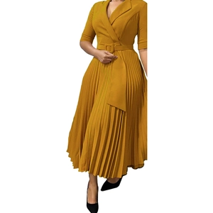 Détail de la robe plissée jaune gingembre avec col en V et ceinture assortie