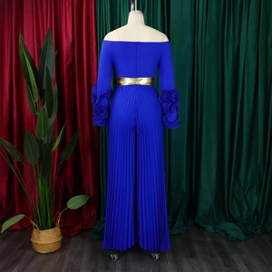 Détail de manches à volants et pantalon large plissé en bleu Klein éclatant