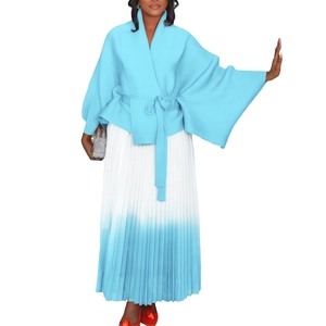 Dettaglio del top a portafoglio blu con maniche a kimono e gonna a pieghe sfumata