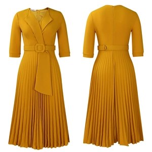 Vue détaillée avant et arrière d'une robe mi-longue plissée jaune moutarde avec ceinture