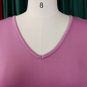 Detailaufnahme des V-Ausschnitts und der hochwertigen Strickstruktur des rosa Kleides