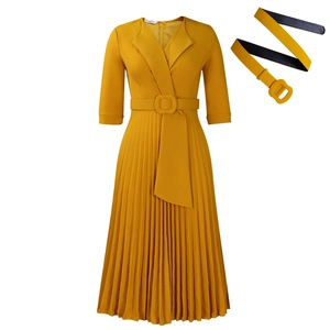 Détails d'une robe plissée jaune gingembre avec col à revers et ceinture assortie