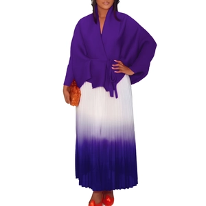 Dettaglio del set con top a incrocio viola e gonna lunga a pieghe sfumata bianco-viola