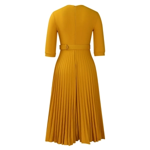 Vue arrière d'une robe mi-longue plissée jaune moutarde avec ceinture et coupe trapèze