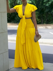 Ensemble deux pièces jaune vif avec haut à volants et jupe longue à plusieurs niveaux