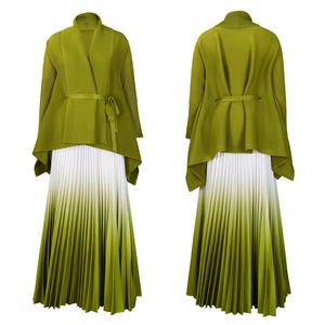 Dettaglio completo del set top a pieghe verde e gonna maxi sfumata per donna con trama fine
