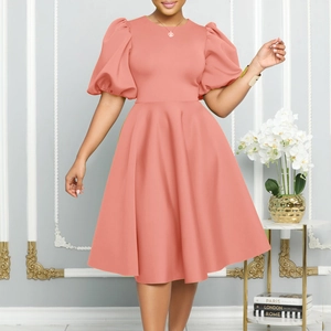 Détail des manches bouffantes élégantes et du col rond sur la robe de soirée rose corail