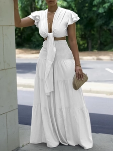 Ensemble bohème blanc deux pièces avec crop top à lacets et jupe longue à volants
