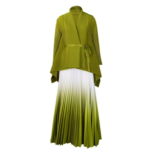 Dettaglio dell'elegante top a portafoglio plissettato e gonna lunga sfumata verde oliva