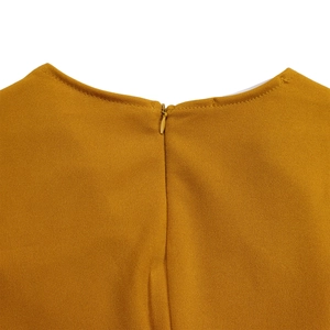 Détail de l'encolure de la robe jaune gingembre avec fermeture éclair et texture tissée