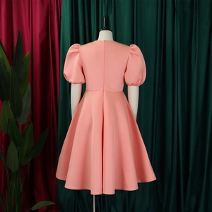 Détail de la robe trapèze rose corail avec manches bouffantes et zip invisible