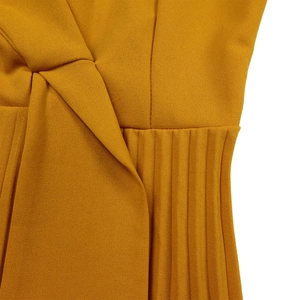 Détails macro de la robe jaune gingembre avec taille plissée et encolure nouée