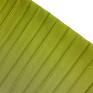 Dettaglio della texture a strisce verticali e della superficie verde opaca della valigia
