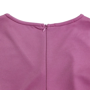 Detail des hochtaillierten tiefvioletten Kleidausschnitts mit verdecktem Reißverschluss