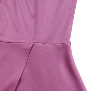 Detail der hohen Taillennaht und lila Stretch-Strickstoff am afrikanischen Sommerkleid