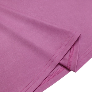 Detail der Doppelnaht am Saum aus lila Strickstoff für ein gestuftes Maxikleid