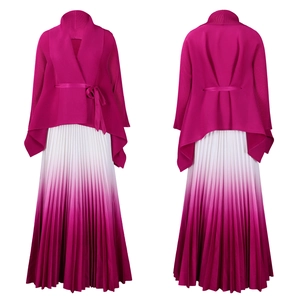 Dettaglio del top a portafoglio fucsia e gonna lunga a pieghe con sfumatura viola