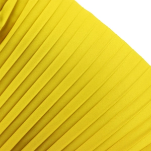 Gros plan sur un tissu plissé jaune vif avec texture verticale et reflets soyeux