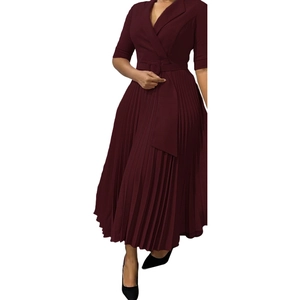 Détails de la robe midi OL bordeaux avec col en V, ceinture et jupe plissée