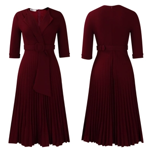 Détail de l'ourlet plissé et de la ceinture en tissu sur une robe midi bordeaux