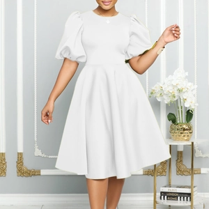 Détail des manches bouffantes et de la taille d'une robe blanche trapèze sur mannequin