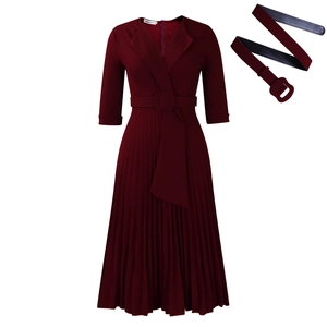 Détail de la robe plissée bordeaux à col en V avec ceinture à boucle carrée amovible