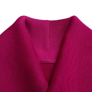 Dettaglio ravvicinato della scollatura a pieghe su questo set due pezzi magenta