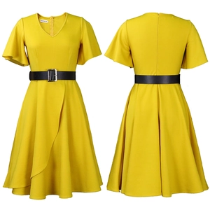 Detailansicht des V-Ausschnitts und der Rüschenärmel an diesem eleganten gelben Kleid