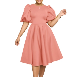 Détails des manches bouffantes corail et de la coupe trapèze de cette robe de soirée