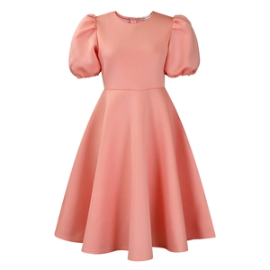 Gros plan sur les manches rose corail et la taille de cette élégante robe ligne A